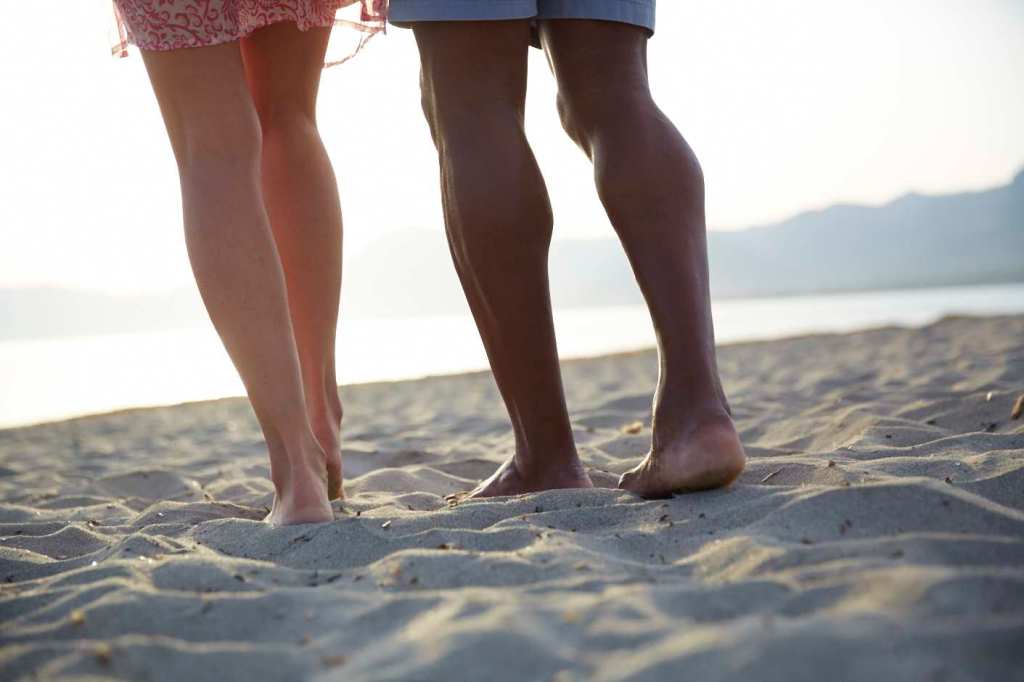 Couple_LegsBeachSand_001
