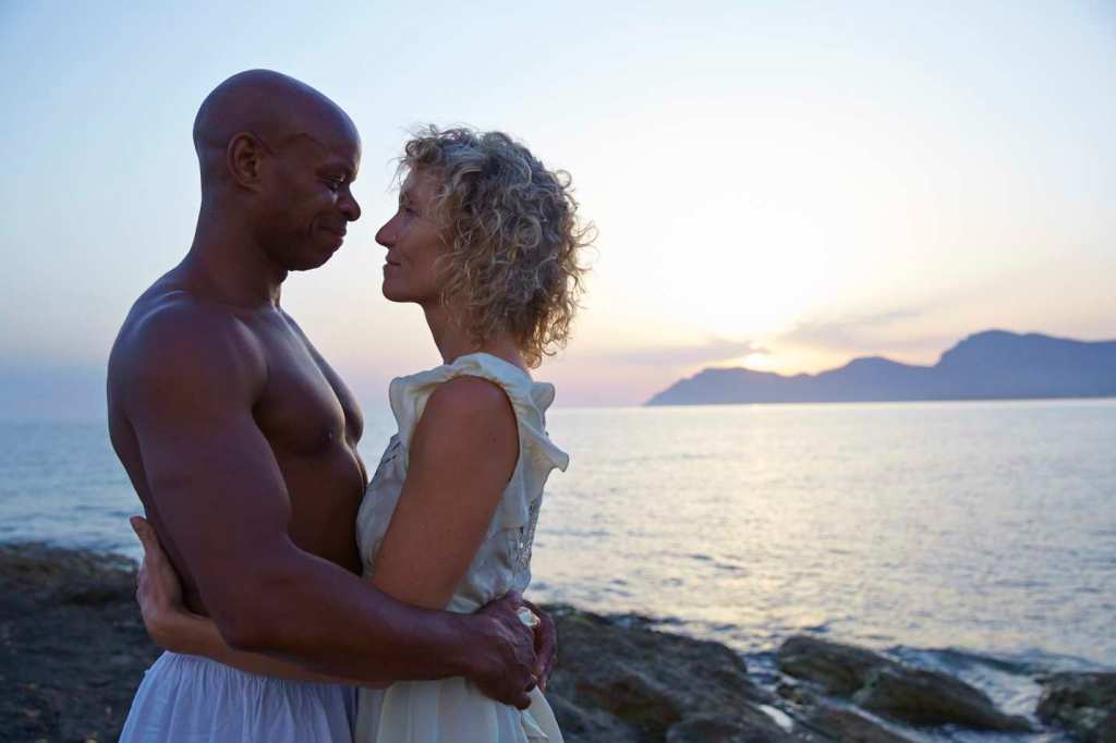 MixedRaceCouple_HugKissSeaBeachSunset_006