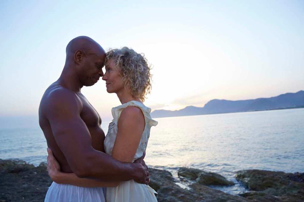 MixedRaceCouple_HugKissSeaBeachSunset_007