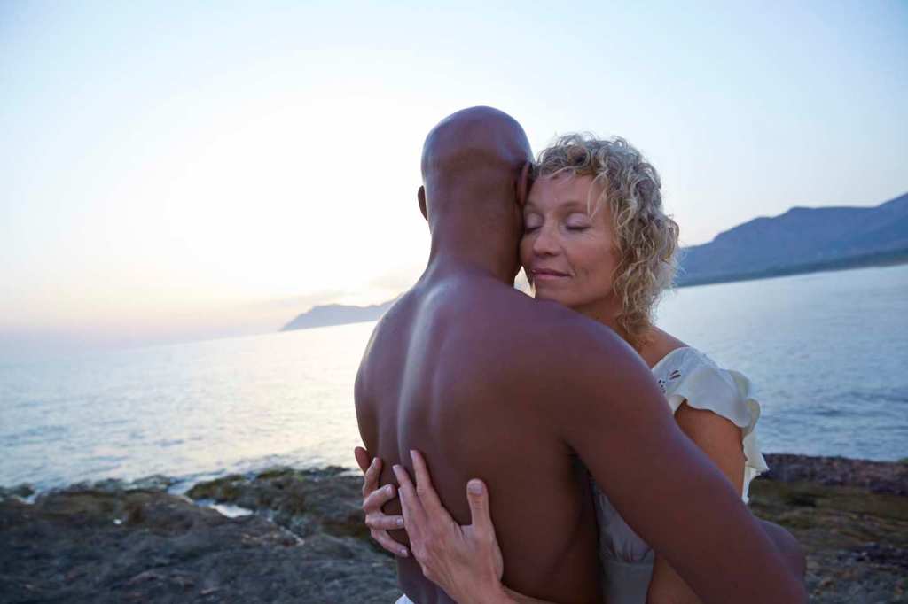 MixedRaceCouple_HugKissSeaBeachSunset_012