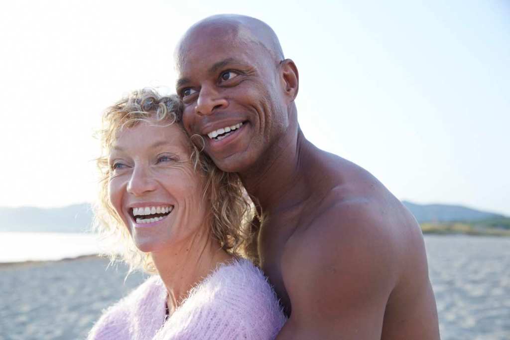 MixedRaceCouple_HugKissSeaBeachSunset_015