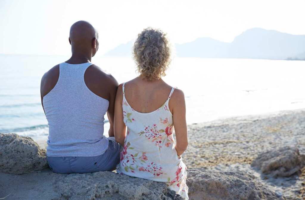 MixedRaceCouple_HugKissSeaBeachSunset_026