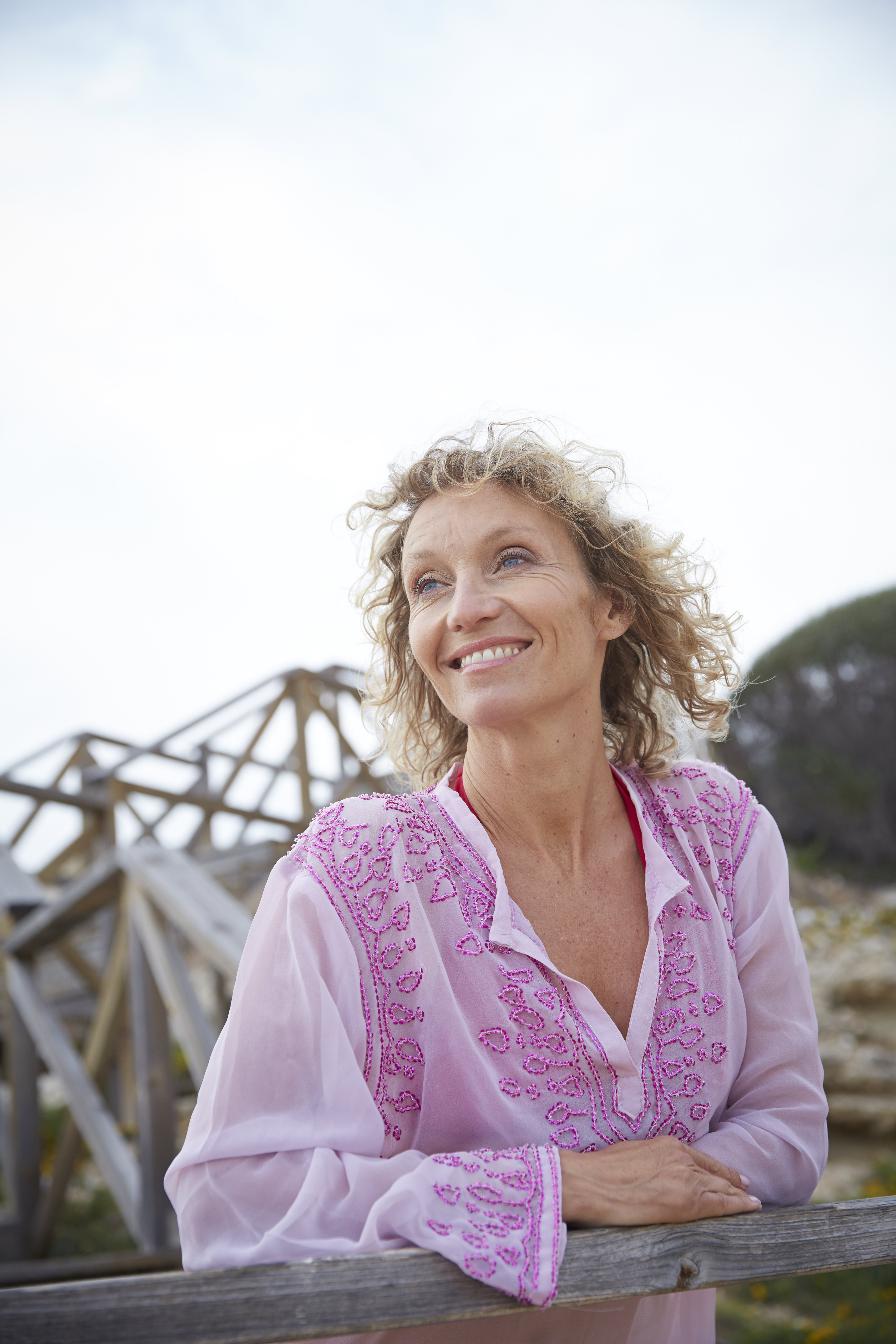 Woman_HealthOutdoorLifestyleBoardwalk_010