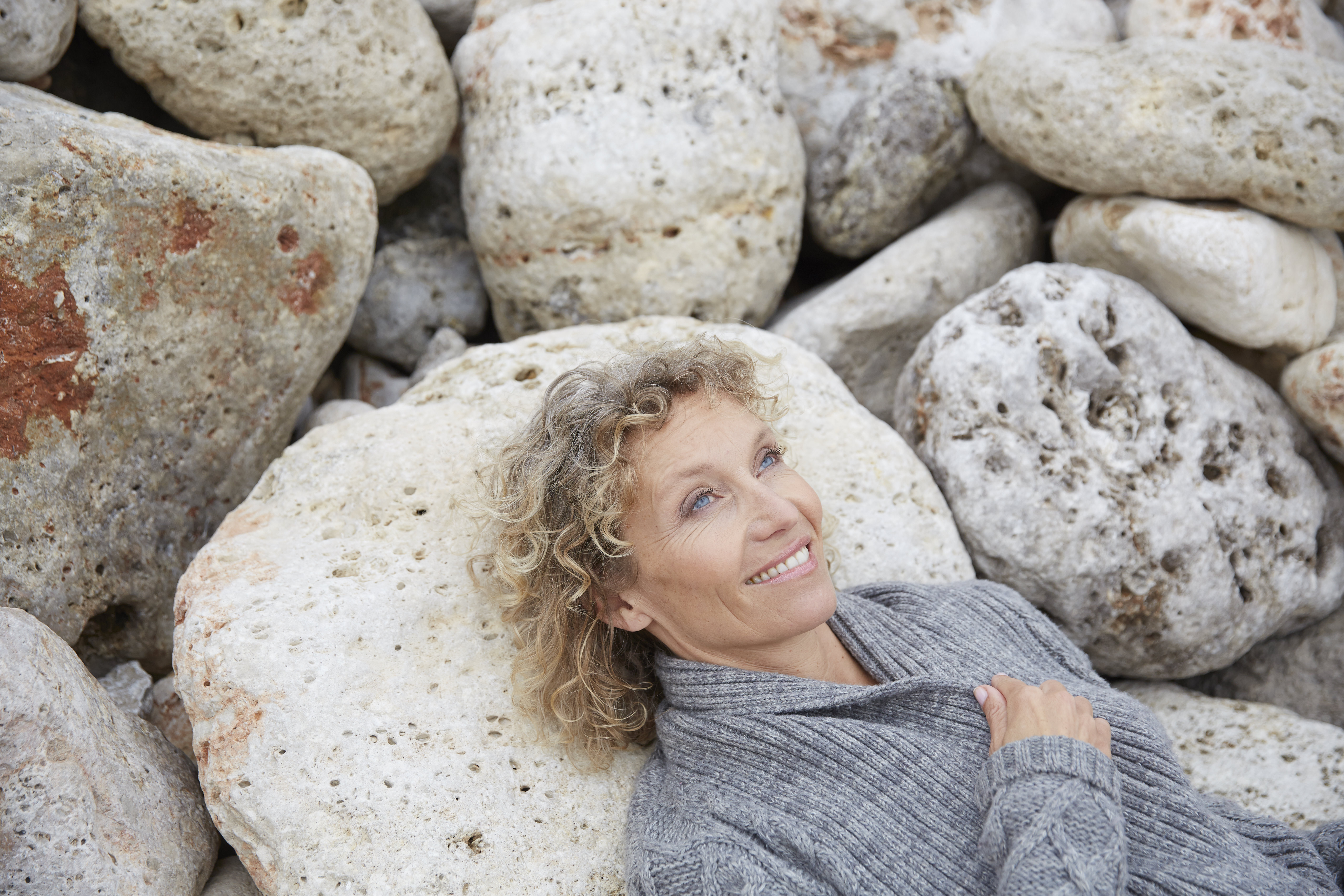 Woman_HealthOutdoorLifestyleRocksBeauty_004