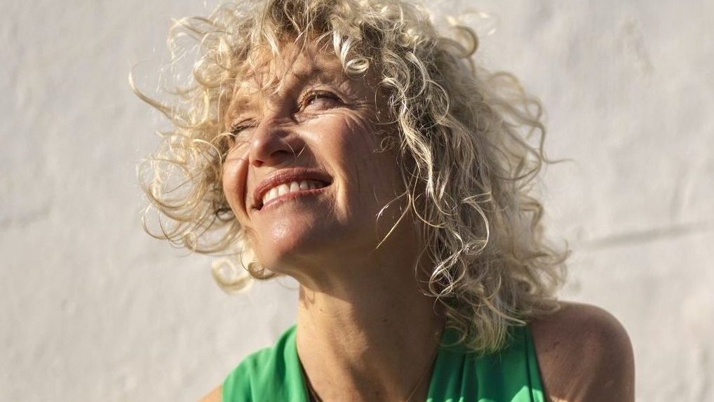 Manuela, character actor, 60 years, silver gray hair. Raw. Fit Expertise in unscripted performance and drama. Languages: fluent German, English, Spanish. French.